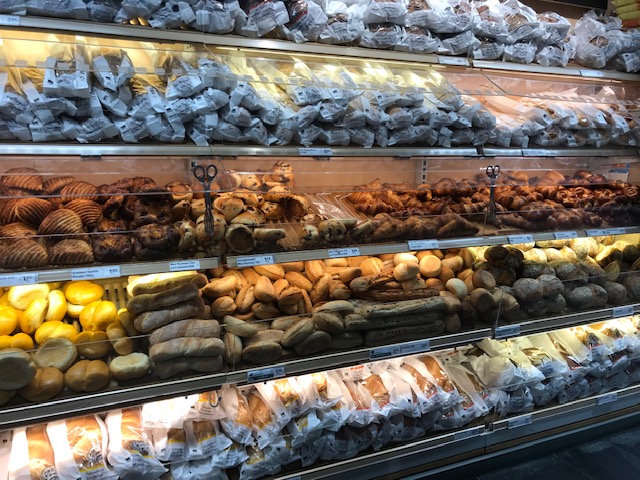 チューリッヒの駅構内のマーケットではパンの種類も豊富
