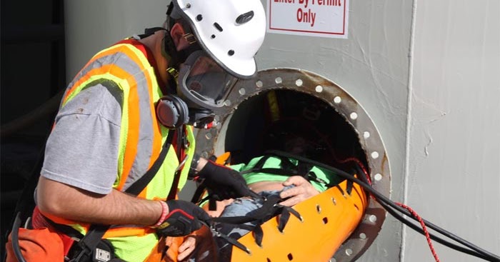 Entering space. Enclosed Space. Confined Space Rescue. Confined Space entry course. Confined Space hole.