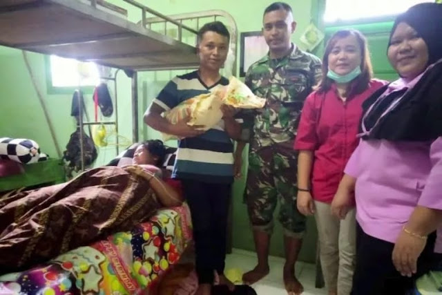 Seorang Ibu Warga Muting Melahirkan di Pos Satgas Yonif MR 411 Barki Seorang Ibu Warga Muting Melahirkan di Pos Satgas Yonif MR 411 Barki