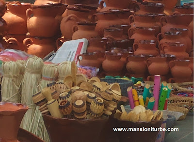 Variedad de Artesanías en el Tianguis de Alfarería en Pátzcuaro