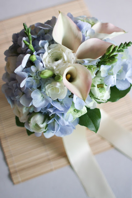 blue hydrangea bouquet and wedding colour scheme