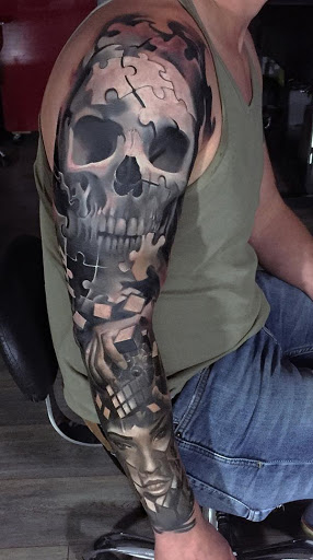 Crânio inspirado manga da tatuagem. Os tons de cinza temáticos tatuagem faz o design de olhar misterioso e destemido. Abaixo é um quebra-cabeça, como design que combina para formar um rosto da menina.