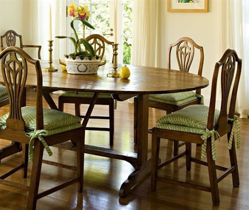 Simple and beautiful cushions for traditional dining room Simple and beautiful cushions for traditional dining room