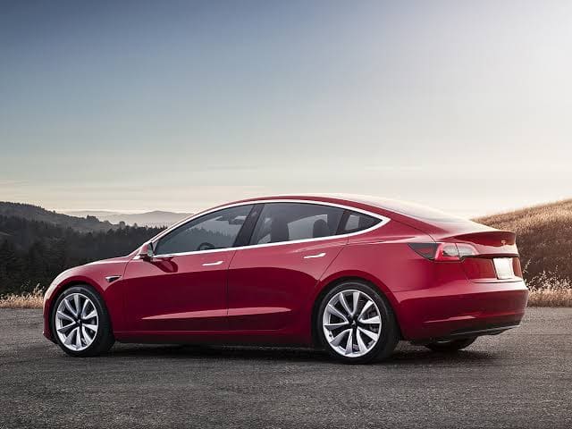 Elon Musk صاحب شركة Tesla يكشف صدور سيارة ارخص خلال سنتين