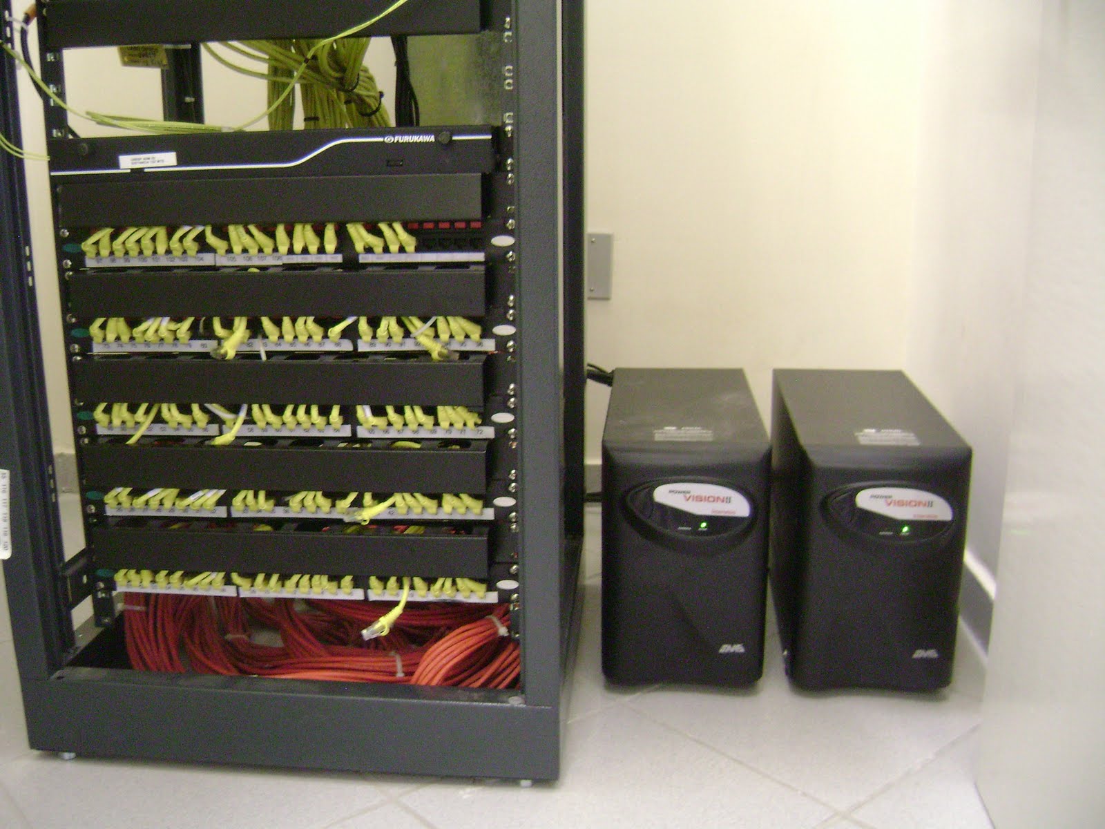 O MUNDO DA ELETRICIDADE: REDE DE COMPUTADORES, MONTAGEM DE RACKS.