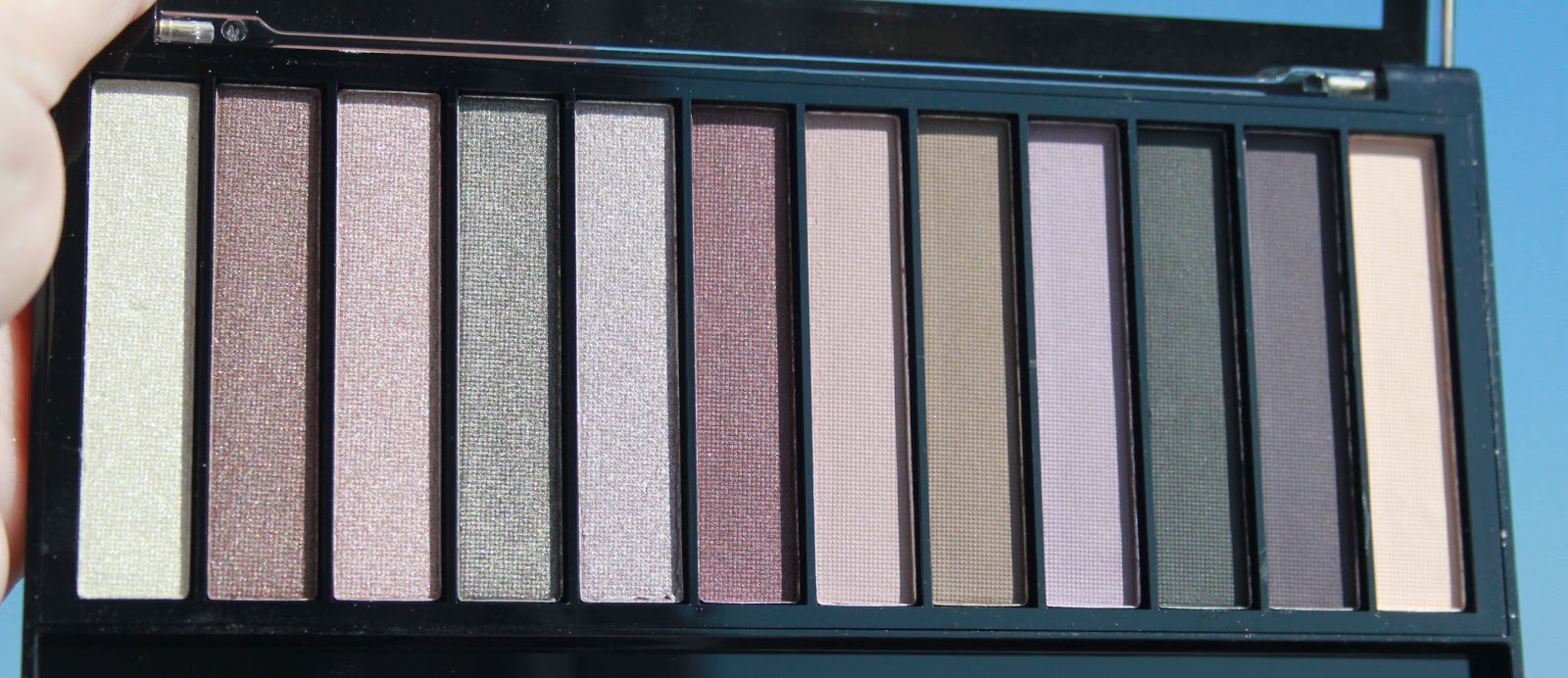 Makeup Revolution Romantic Smoked palette swatches