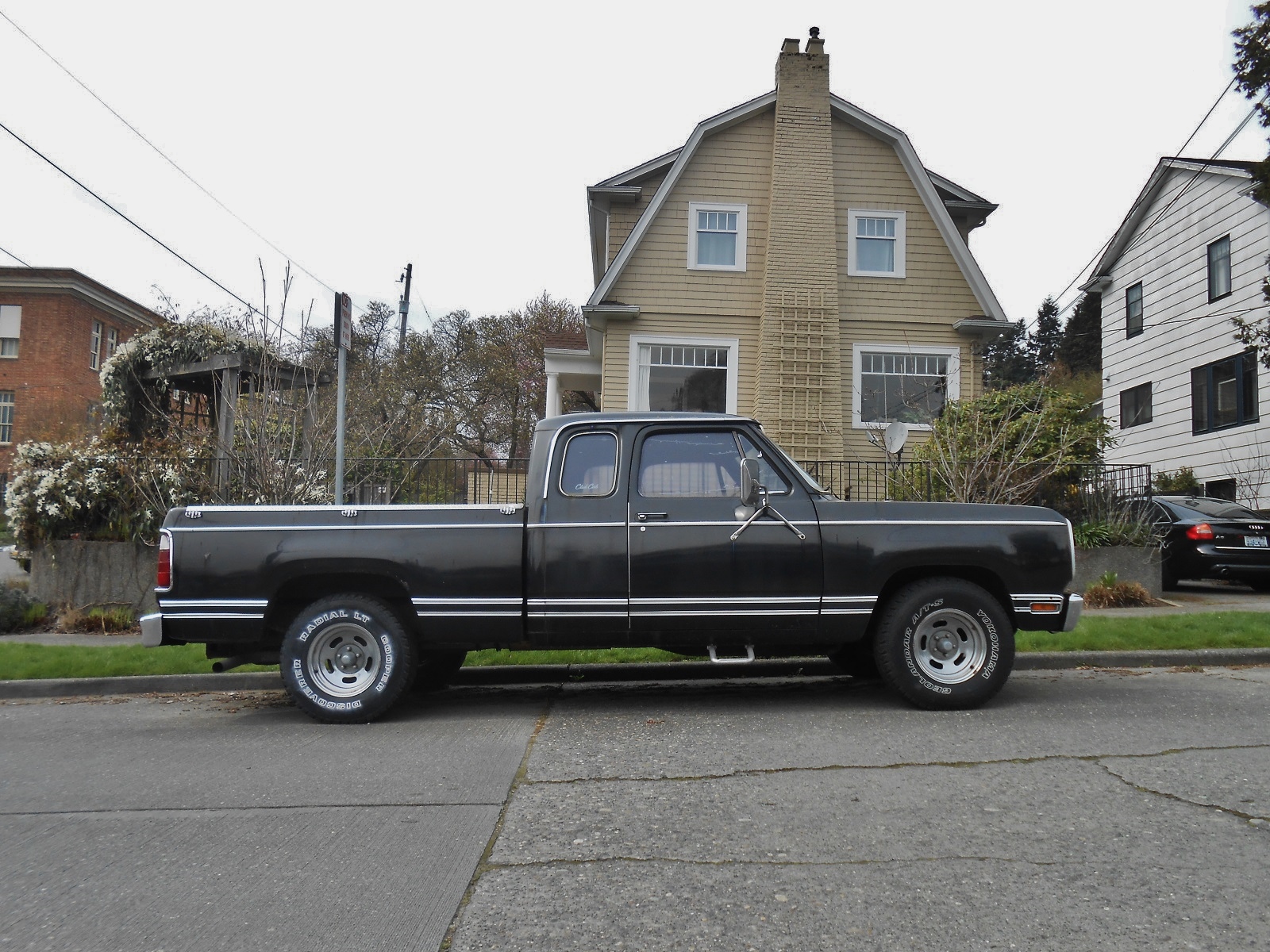 Seattle's Parked Cars: 1977 Dodge D100 Adventurer Club Cab