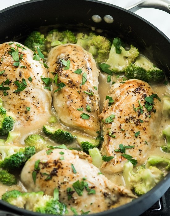 SKILLET CREAMY GARLIC CHICKEN WITH BROCCOLI SKILLET CREAMY GARLIC CHICKEN WITH BROCCOLI