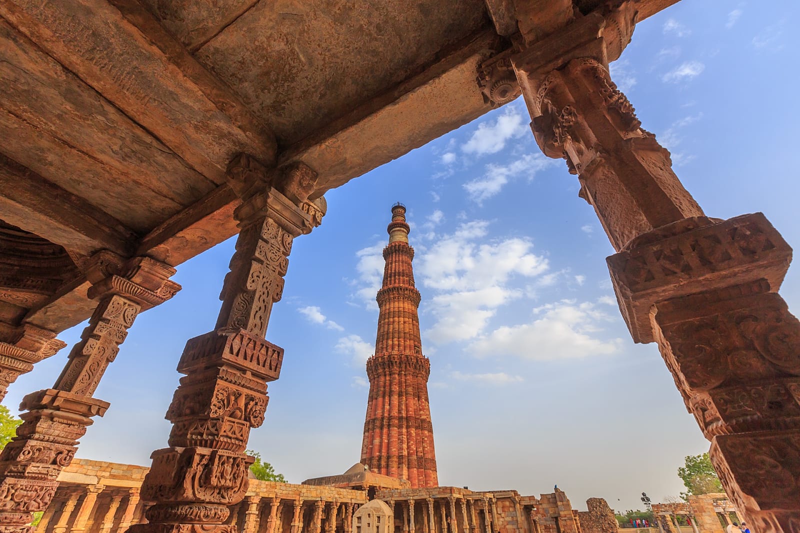 क़ुतुब मीनार का इतिहास और 10 रोचक तथ्य - 10 Amazing Facts about Qutub Minar  and History in Hindi | RochakDuniya - Amazing and Interesting Facts in Hindi