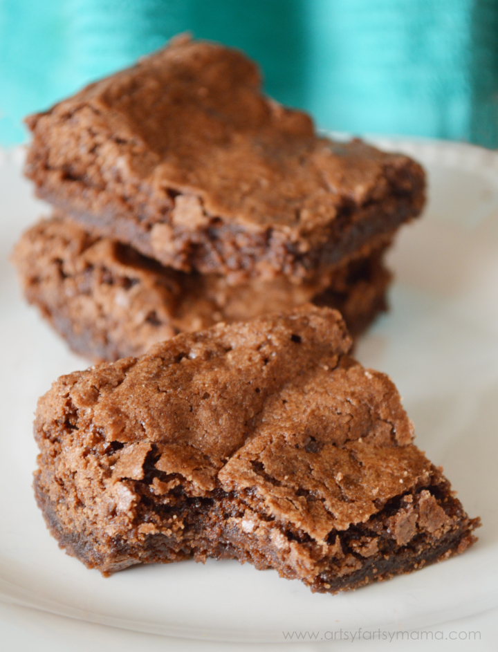Easy Fudge Brownies Recipe at artsyfartsymama.com