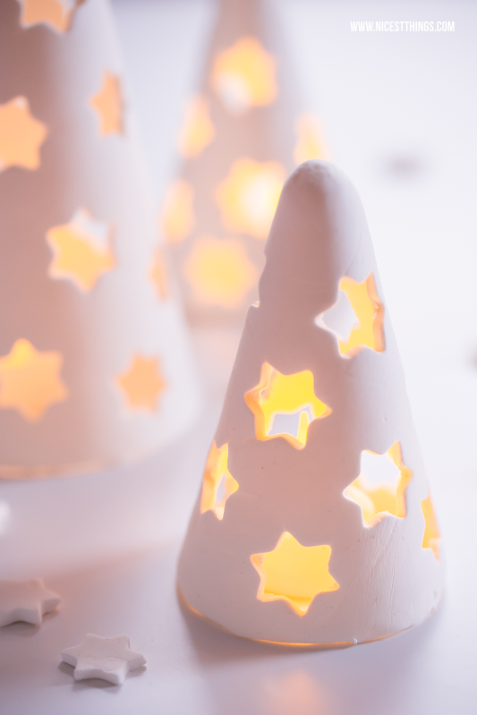DIY Weihnachts Windlichter Ton Sterne Kegel Clay Tree Cones Porzellan Tannenbaum Weihnachtsbaum Sterne #windlichter #diy #bäumchen #treecones #clay #ton #weihnachten #sterne #weihnachtswindlichter