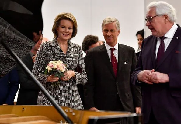 King Philippe and Queen Mathilde visited the Penitentiary Agricultural Center in Ruiselede and business Piano’s Maene. Natan coatdress.