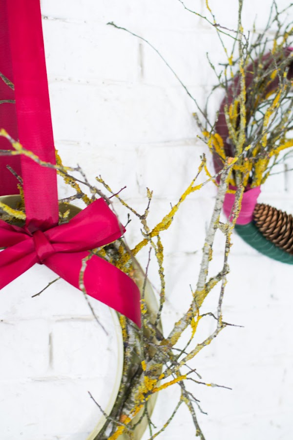 Coronas de Navidad con tela y ramas