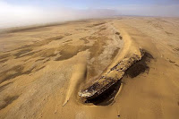 Fuente: https://tejiendoelmundo.files.wordpress.com/2009/11/cementerio_barcos_aral1.jpg Tormenta, arena y barcos