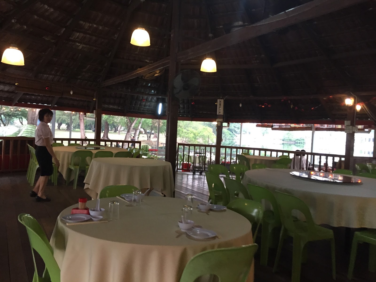 Pn Tay's Blog: Restoran Crocodile Farm Seafood Village Treat