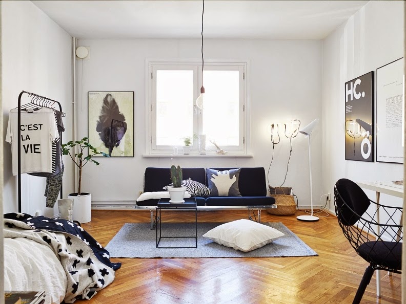 un micro apartamento nórdico decorado en blanco y negro