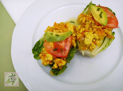 Cogollos de Lechuga Rellenos de Revuelto de Tofu a la Curcuma. Cogollos de Lechuga Rellenos de Revuelto de Tofu a la Curcuma.