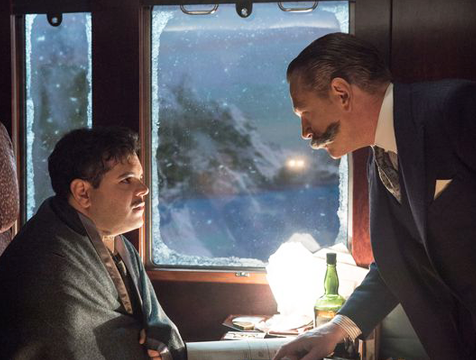 MacQueen (Josh Gad) y Poirot (Kenneth Branagh) en Asesinato en el Orient Express - Cine de Escritor MacQueen (Josh Gad) y Poirot (Kenneth Branagh) en Asesinato en el Orient Express - Cine de Escritor