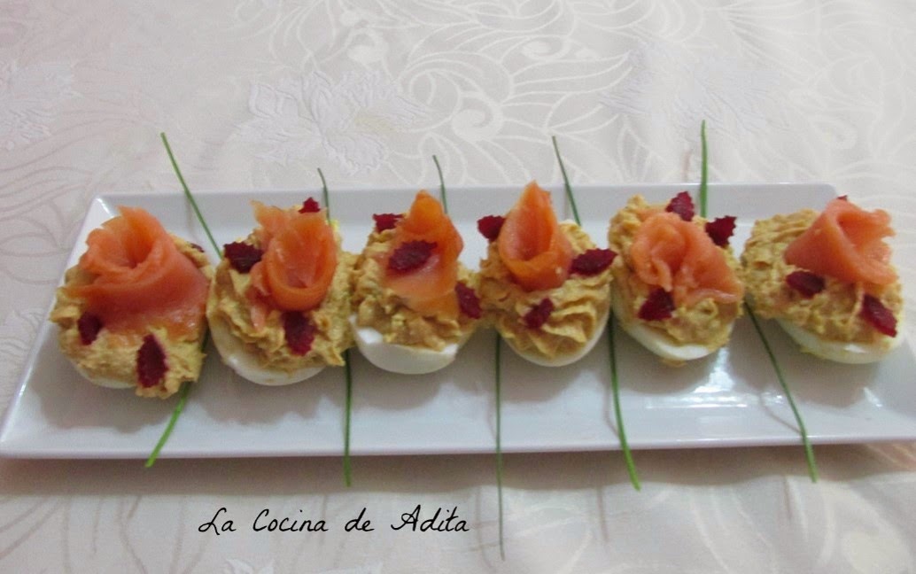 Huevos rellenos, con flores de salmón