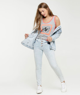 Moda Blusa Feminina Estampa Frontal Sem Manga A blusa de alças finas é mais conhecida como blusa de alcinha, além de ser super feminina, dá um ar de delicada e sofisticada ao look. Se você é daquelas que morre de vergonha de deixar os braços a mostra, deixe de lado essa insegurança e se renda ao charme das alcinhas.
