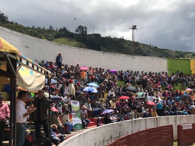 Sesión de la Asamblea en Cerrito: pocos diputados, escasos funcionarios, pero miles de campesinos