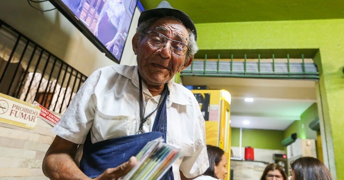 Babau do Pandeiro persiste na música e vende os próprios CDs em bares de Fortaleza - Primeira Coluna