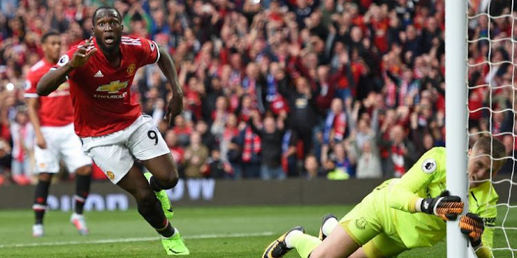 Manchester United Bantai Everton 4-0