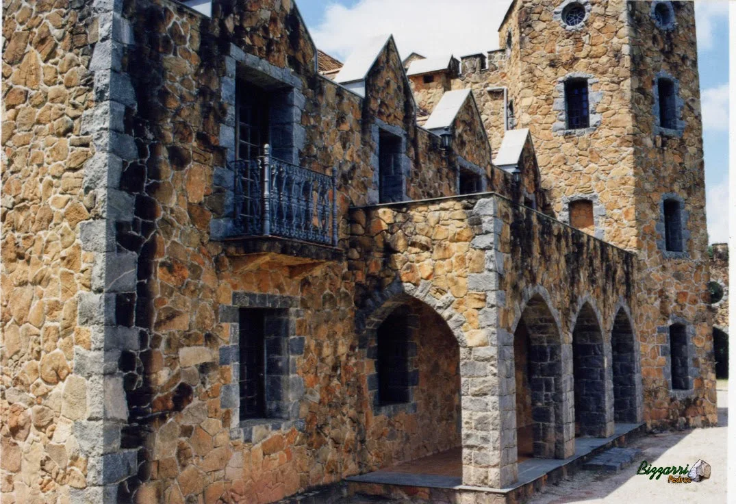 Detalhe da parede de pedra rústica na construção desse castelo de pedra com os pilares de pedra, a torre de pedra com o pórtico de pedra.