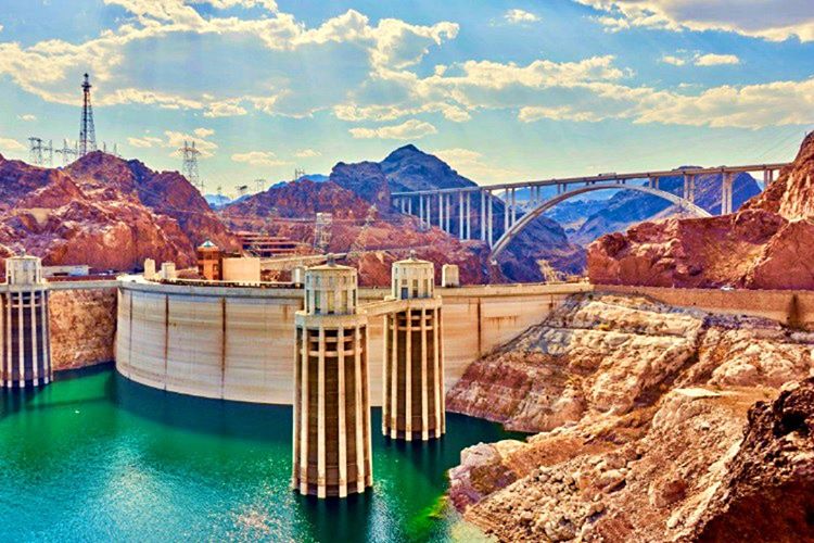 Modern mühendisliğin zaferi olarak nitelendirilen Hoover Barajı, dünyanın en büyük barajlarından birisidir.