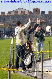 Torre de Pisa sujetada por Siuler viajes y fotos