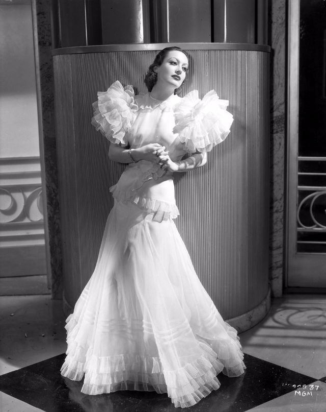 27 Glamorous Photos That Show Hollywood Beauties in Wedding Dresses in ...