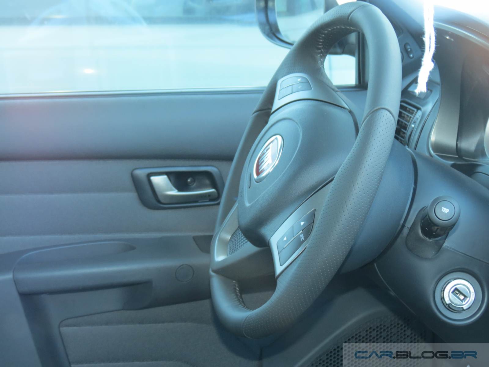 Fiat Strada Trekking 2015 - volante multifuncional
