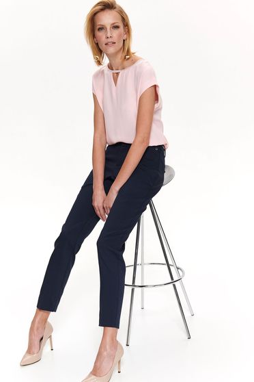 Pantaloni Top Secret albastri-inchis office conici cu talie medie din material fin la atingere cu accesoriu tip curea Pantaloni Top Secret albastri-inchis office conici cu talie medie din material fin la atingere cu accesoriu tip curea