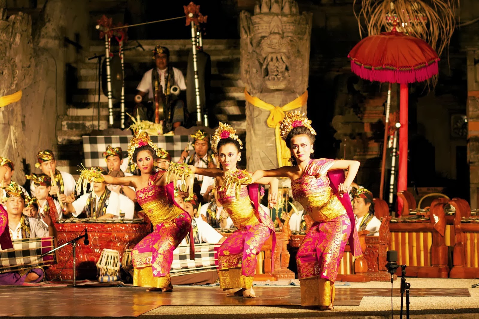 Театр на бали. Театр традиционный Балийский. Фольклорный театр на Бали. Танец Чак Бали. Бали искусство национальное театр.