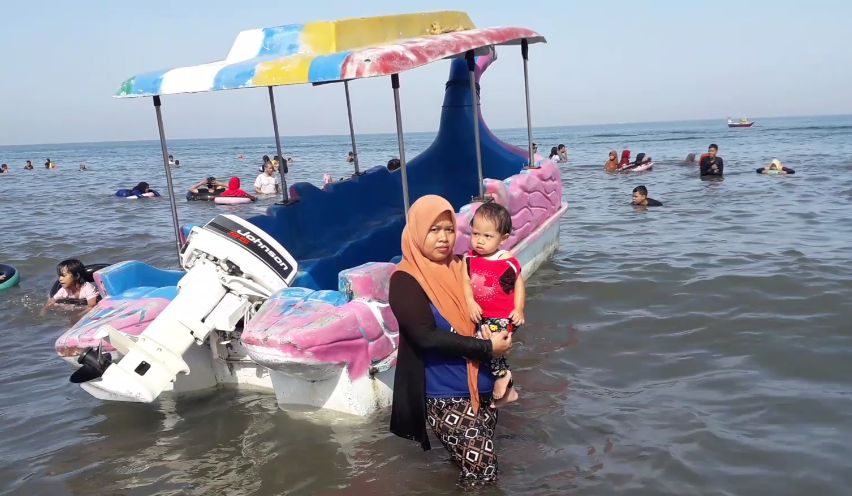 Asyiknya Mandi Pasir di Pantai Tanjung Bayang Makassar