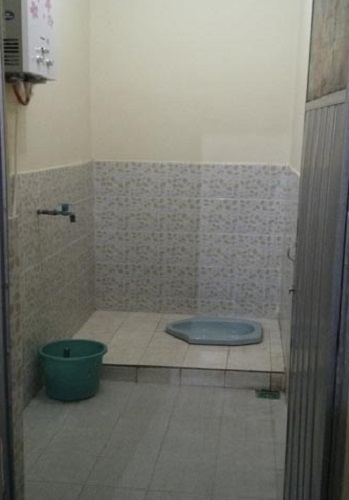 kamar mandi di homestay kharisma dieng