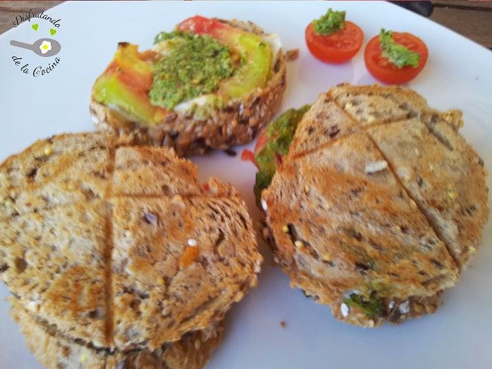 SANDWICH CALIENTE DE MOZZARELA, TOMATE Y PESTO DE RÚCULA SANDWICH CALIENTE DE MOZZARELA, TOMATE Y PESTO DE RÚCULA