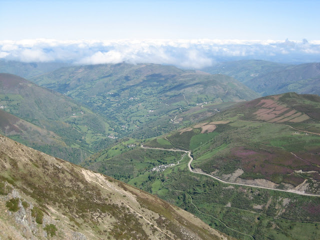 Rutas Montaña Asturias: Desde el Cueto Arbás, carretera que baja a Cangas del Narcea Rutas Montaña Asturias: Desde el Cueto Arbás, carretera que baja a Cangas del Narcea