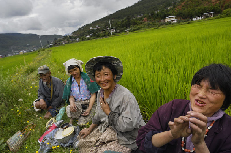 Самые счастливые люди страна. Бутан сельское хозяйство. Бутан люди. Самый счастливый человек в мире. Бутан Страна счастья.