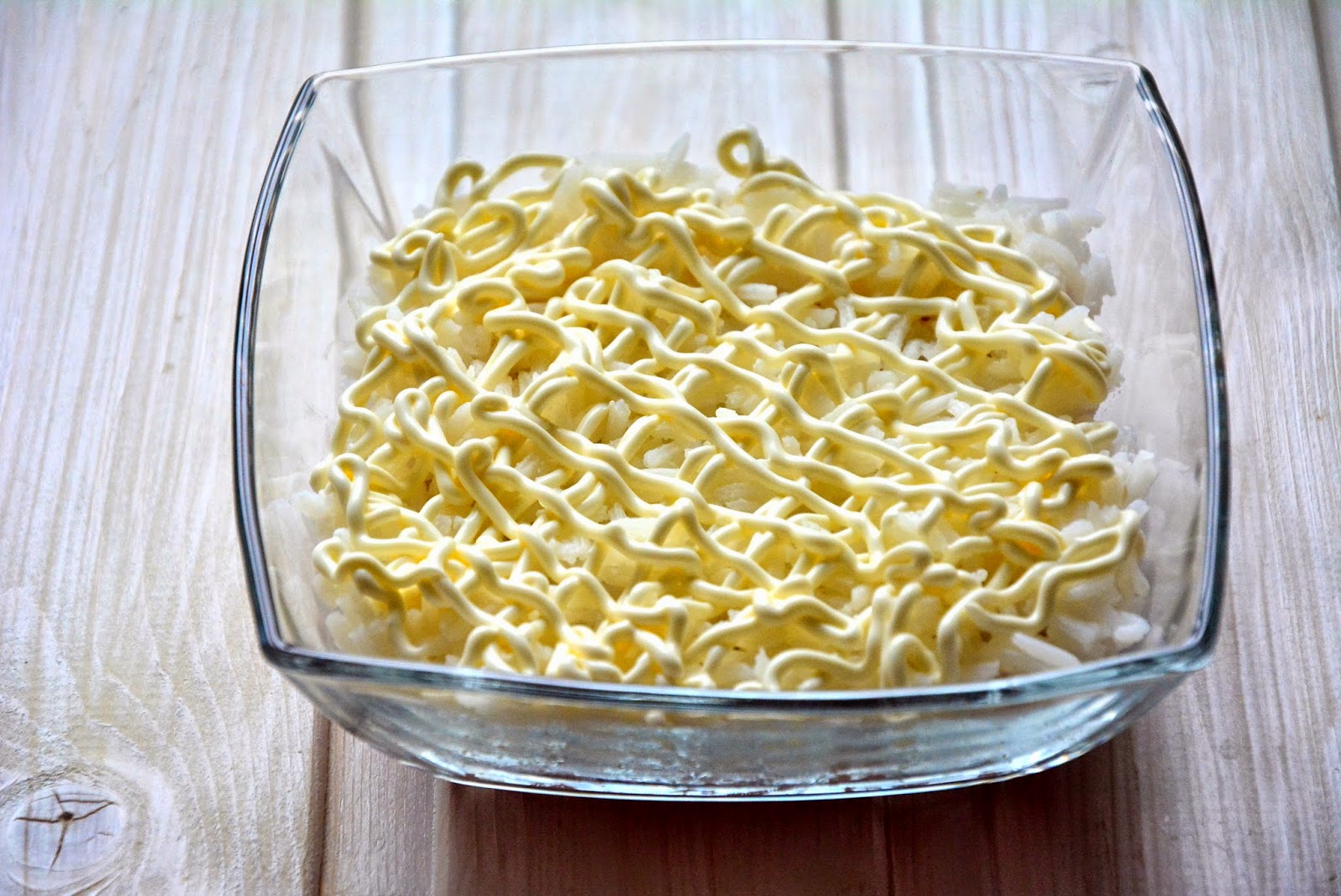 салат оливье слоеный с курицей. как сделать оливье слоями. салат оливье слоеный слоями. салат мясной подача. как сделать оливье слоями.