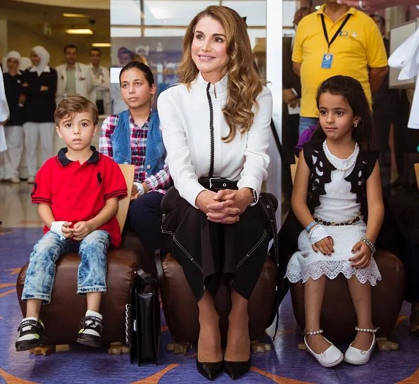 Queen Rania visited the Queen Rania Al Abdullah Hospital for Beyond Museum Walls’ program. wore blouse and trousers