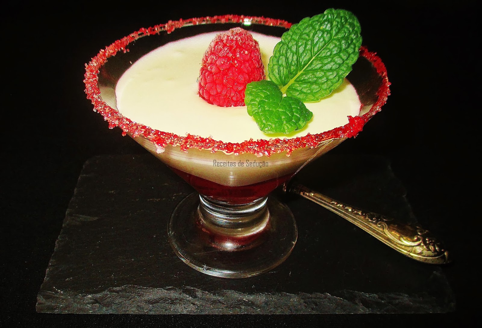 Panacotta de Chocolate Branco com Corações de Gelatina de Melancia