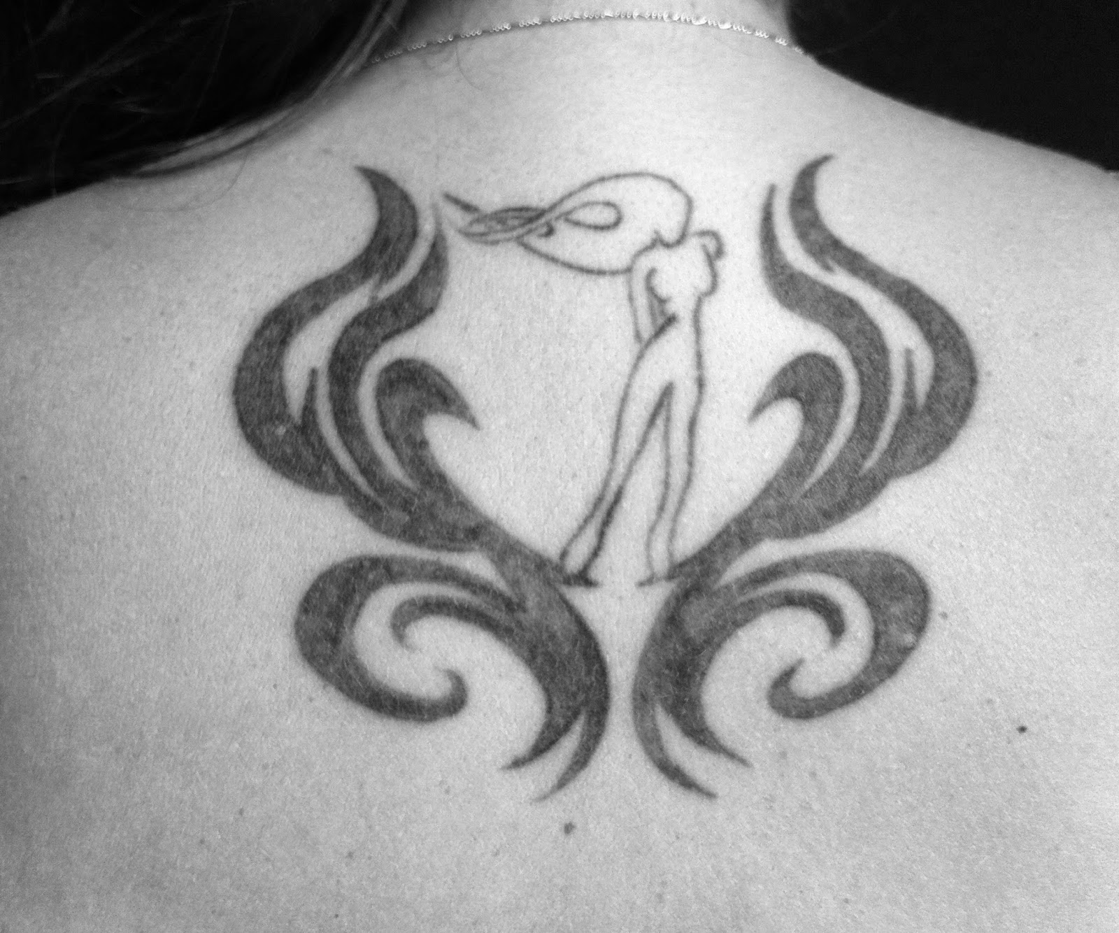 tatouage-phoenix-qui-renait-de-ses-cendres-tatouagesweb