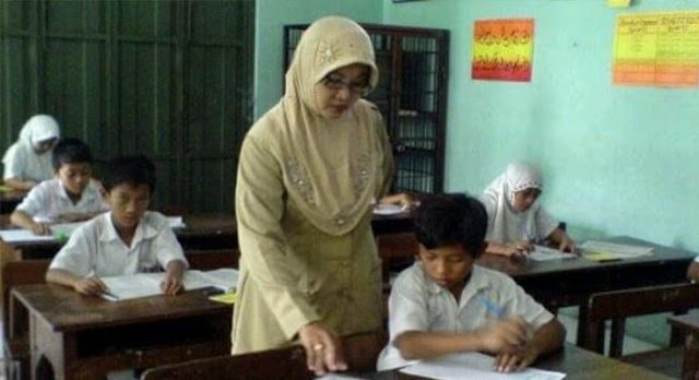 Kasihan, Selain Diadukan ke Polisi. Guru SD di Subang Juga Dipinta Uang Rp 15 Juta Oleh Orang Tua Murid Kasihan, Selain Diadukan ke Polisi. Guru SD di Subang Juga Dipinta Uang Rp 15 Juta Oleh Orang Tua Murid