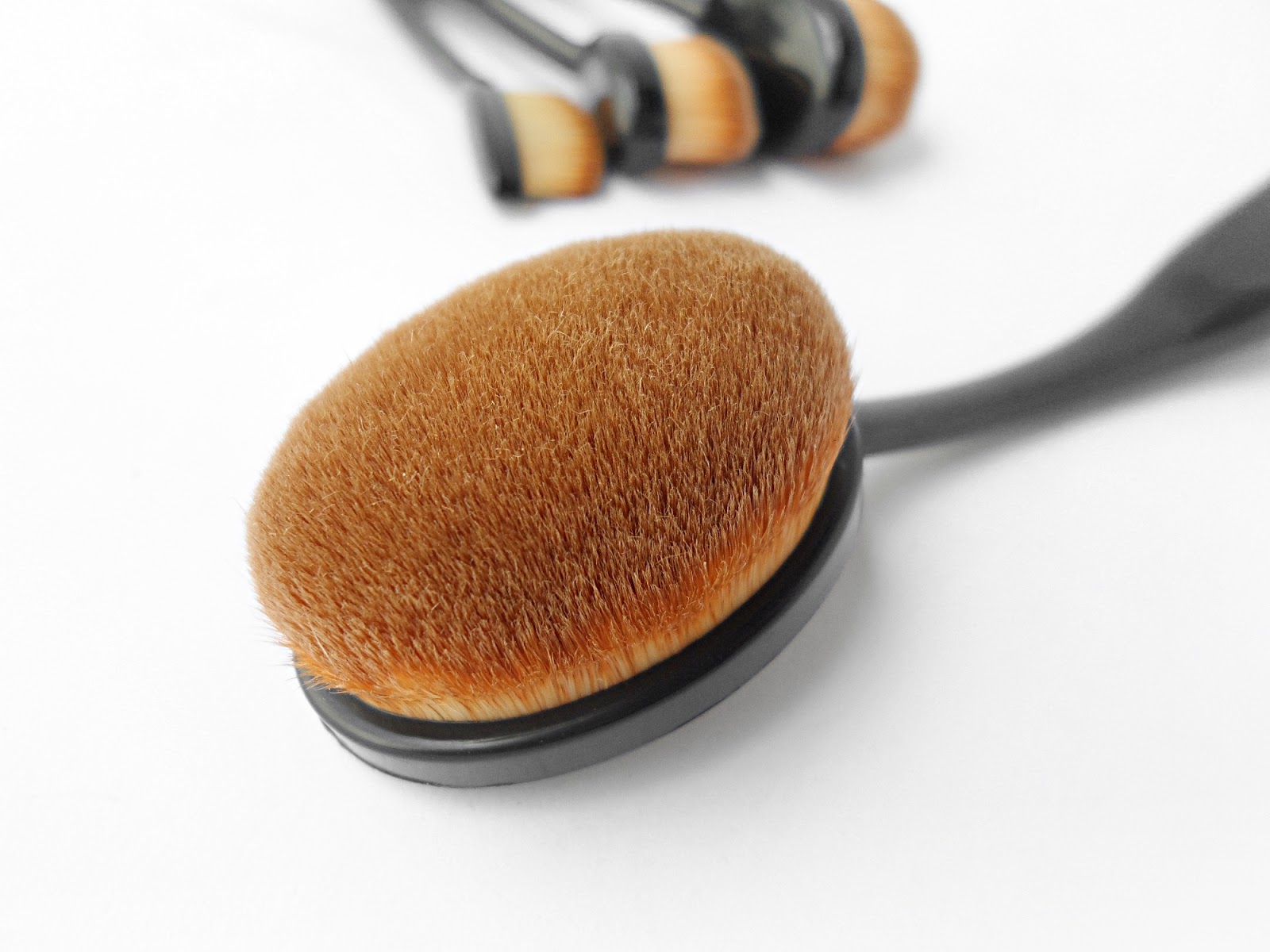 Toothbrush Shape Oval Makeup Brush Set / Review Glam Express