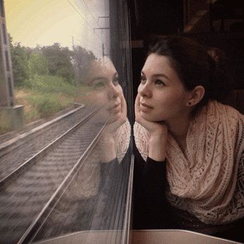 Resultado de imagen para mujer en la ventanilla de un tren