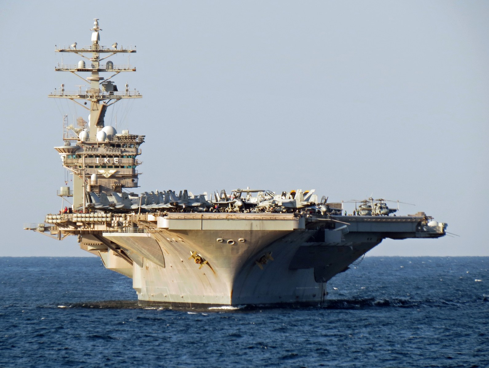 авианосцем uss dwight d. eisenhower