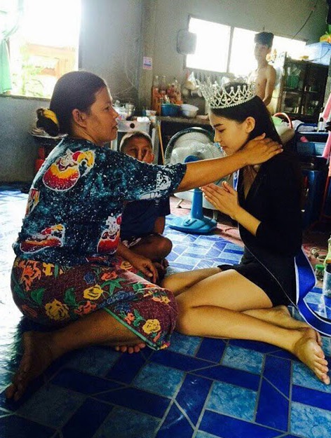 Gambar Miss Thailand Miss Uncensored 2015 dan Ibu Pengutip Sampah Gambar Miss Thailand Miss Uncensored 2015 dan Ibu Pengutip Sampah