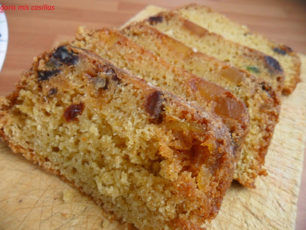 Plum cake con frutas escarchadas y pasas