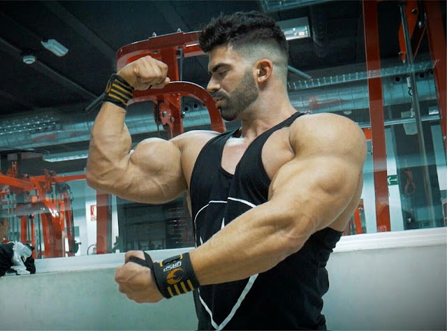 Culturista haciendo pose de bíceps